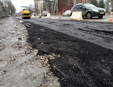 Активисты «Убитых дорог» зафиксировали нарушения технологии при проведении весенних ремонтов в Пскове (ВИДЕО)