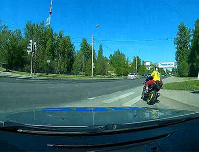 Мотоциклиста-нарушителя преследовали сотрудники ГИБДД в Пскове (ВИДЕО)