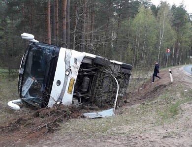 «Набрав немалую скорость, мы зацепили обочину»: Пассажир рассказал об аварии автобуса на трассе Псков - Печки - Печоры