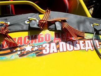 «Спасибо за Победу!»: Псковские байкеры почтили память павших и поздравили ветеранов