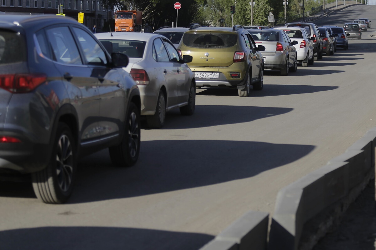 Из-за ремонта дорог на Запсковье автомобилисты стоят в пробках