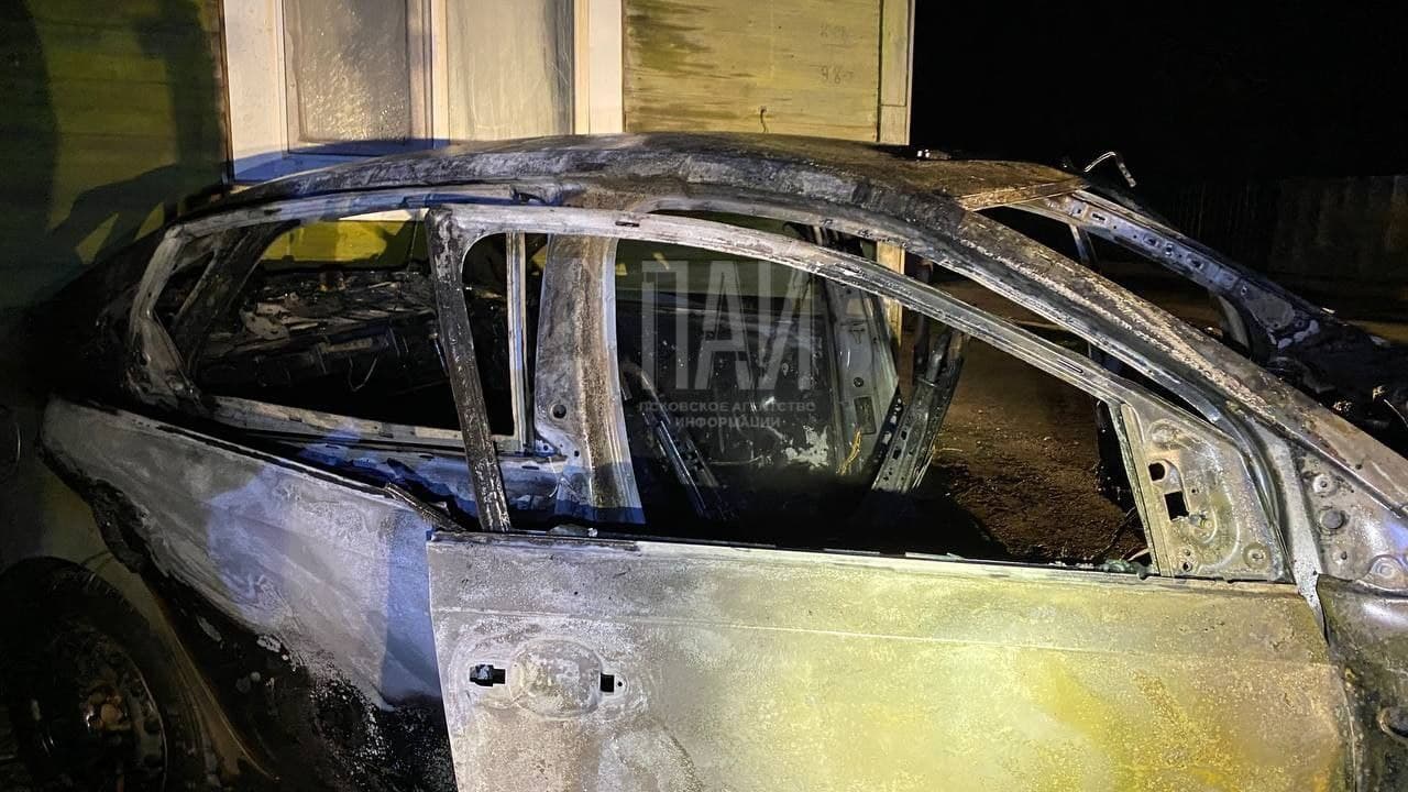 Иномарка с пассажирами загорелась при столкновении с жилым домом в Печорах 