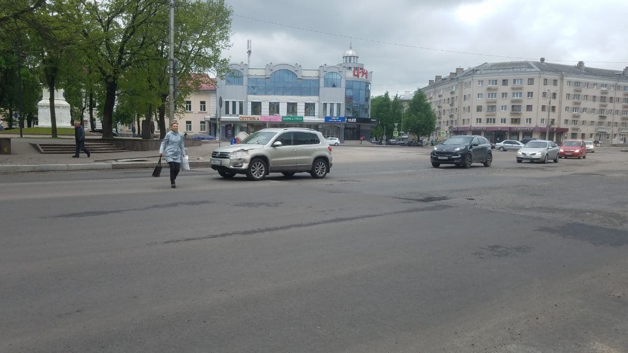 Псковичи продолжают пользоваться ликвидированным пешеходным переходом на Октябрьском проспекте