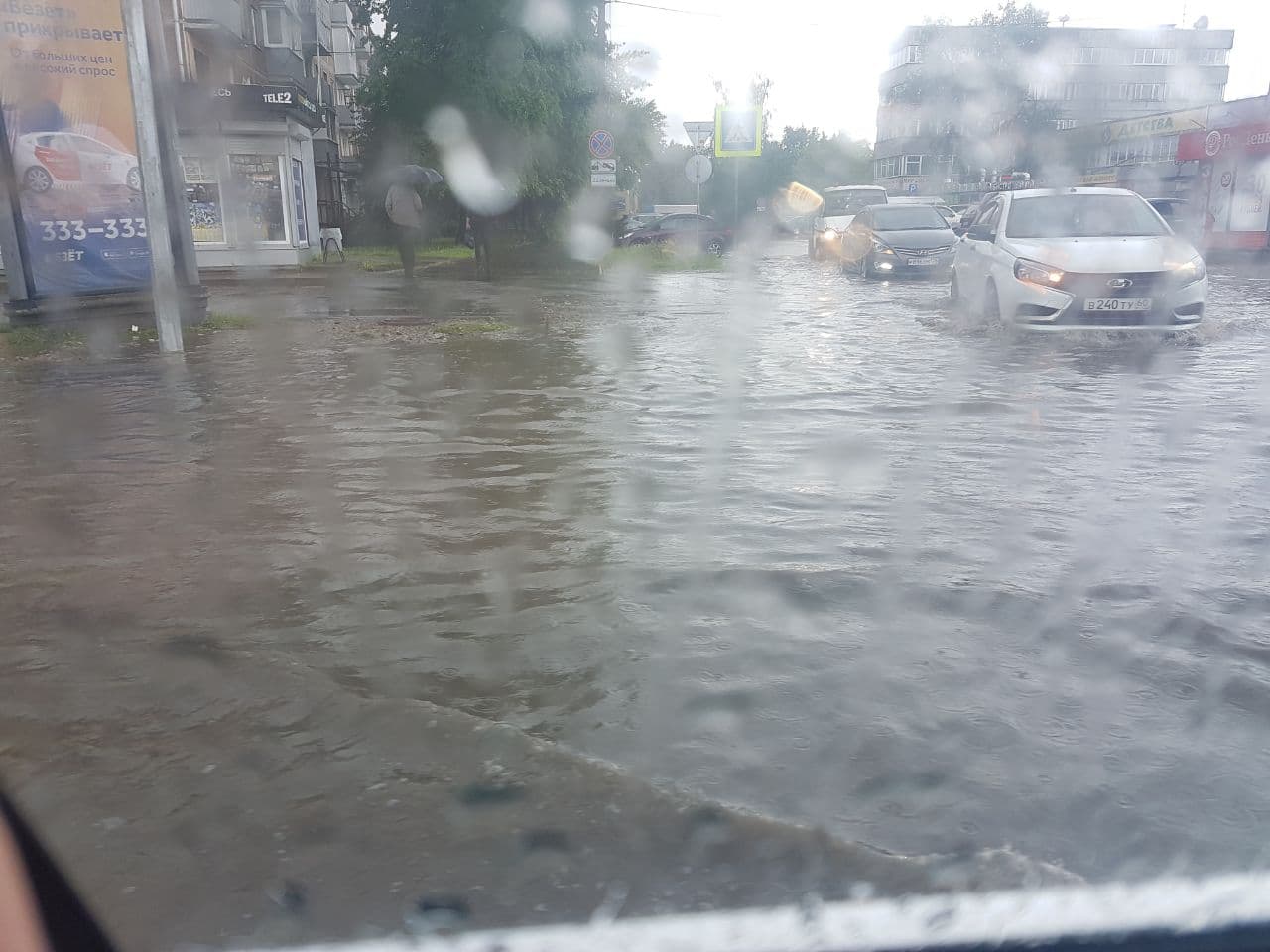 ФОТОФАКТ: Из-за проливного дождя улица Яна Фабрициуса в Пскове ушла под воду
